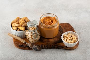 همه چیز درباره کره بادام زمینی؛ خواص، مضرات، طرز مصرف و...